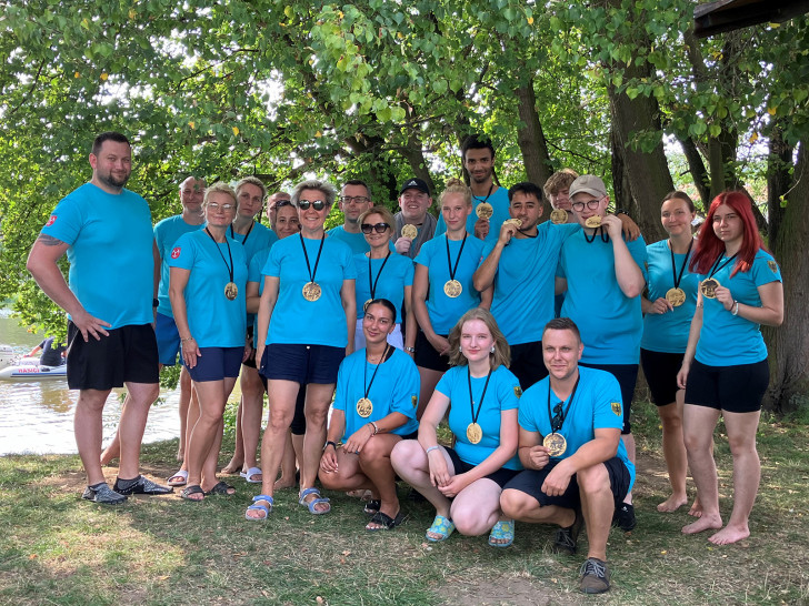 Vom 30. August bis 1. September besuchten Goslars Stadtjugendpfleger Jannick Voß (hockend, re.) und Stadtjugendpflegerin Camilla Dal Pos (hockend, li.) gemeinsam mit neun Jugendlichen aus Goslar die tschechische Partnerstadt Beroun. Als internationale Gruppe belegten sie zusammen mit Bürgermeisterin Soňa Chalupová (7. v. li) Platz vier beim traditionellen Drachenbootrennen.