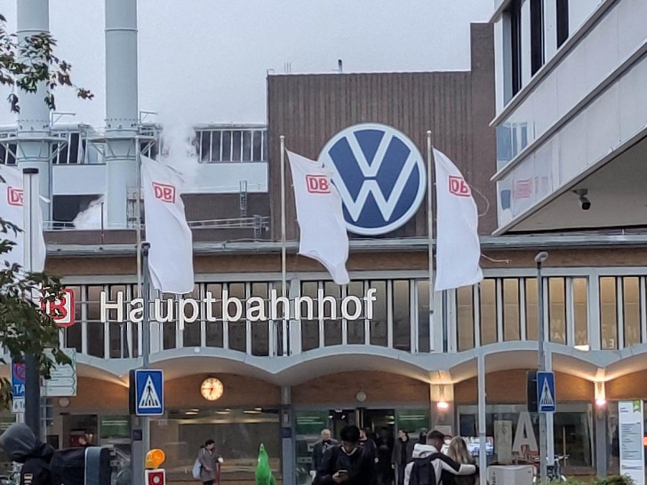 Wolfsburg Hbf mit VW-Werk im Hintergrund (Archiv)