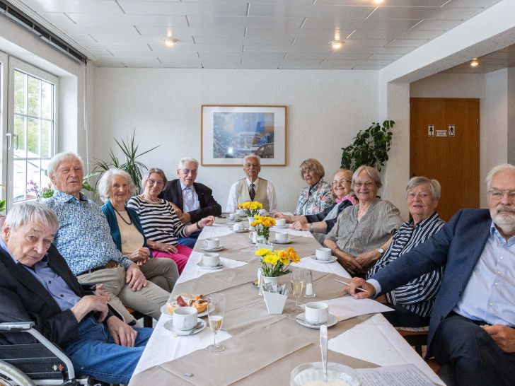 Peter Damrath (am Kopf der Tafel) mit den Teilnehmern des Klassentreffens.