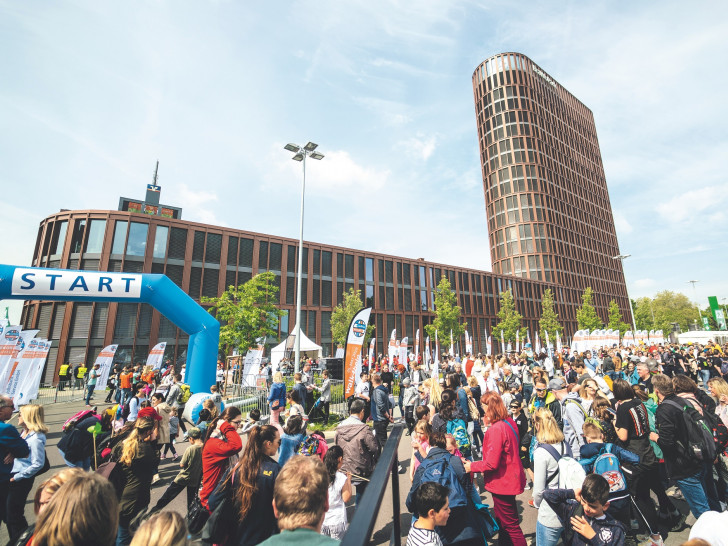 Tausende Menschen sammelten 2019 im Rahmen des walk4help Schritte und Spenden für Kinderhilfsprojekte. (Archiv)