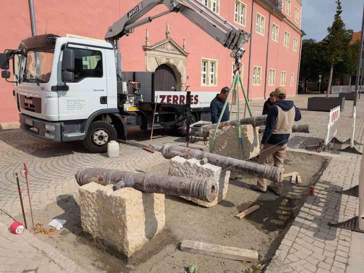 Die Kanonen wurden wieder vor dem Zeughaus aufgestellt. 