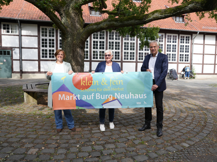 Die Organisator des Herbstmarktes auf Burg Neuhaus, Melanie Prost und Monika Kiekenap-Wilhelm sowie Kulturdezernent Kai-Uwe Hirschheide, freuen sich auf zahlreiche Besucher.