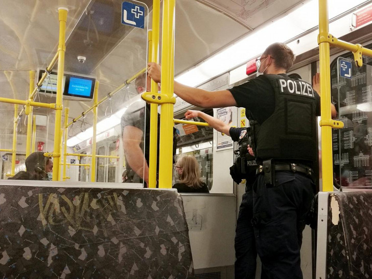 Polizei kontrolliert Maskenpflicht in U-Bahn während der Corona-Pandemie (Archiv)