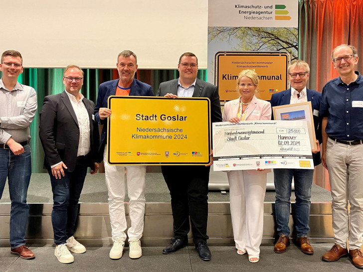 Die Stadt Goslar ist „Niedersächsische Klimakommune 2024“.  Oberbürgermeisterin Urte Schwerdtner (3. v. re.) hat dafür im Beisein einer Delegation der  ISSE der TU Clausthal und den Harzwasserwerken sowie Dirk Sielaff (2. v. re.),  Fachdienstleiter Umwelt und Gewässerschutz, Untere Wasserbehörde, allgemeine  Wasserwirtschaft der Stadt Goslar und seinem Mitarbeiter Maximilian Delius (Mitte) ein  Preisgeld in Höhe von 25.000 Euro erhalt