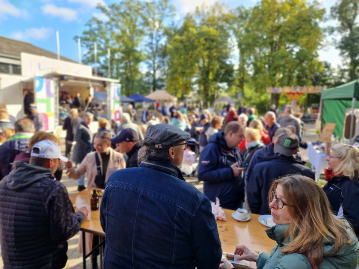 So wie hier im letzten Oktober findet auch im Herbst 2024 der Lehrsche Kunsthandwerkermarkt statt. (Archiv)