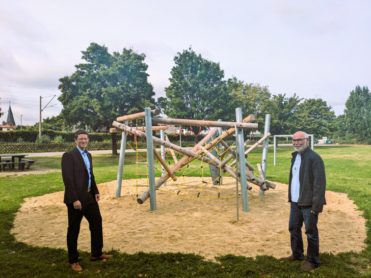 v.l.: Bürgermeister Tobias Grünert und Ortsbürgermeister Klaus Jurczyk vor dem neuen Kletterknoten auf dem Spielplatz An der Bahn in Sierße.