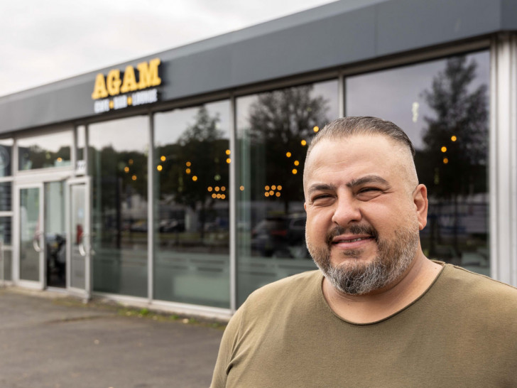 Mutlu Gören vor seinem neuen Café. Das AGAM beendet nun endlich den Leerstand in der Neißestraße.