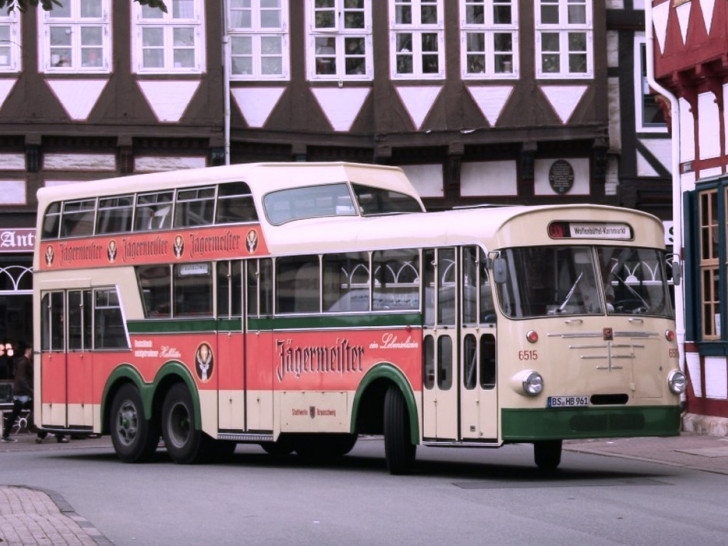 Der Büssing Anderthalbdecker „Heinrich“ ist wieder im Einsatz.