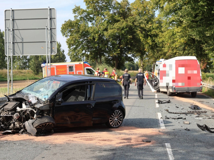 Beide Fahrzeuge waren frontal zusammengestoßen.