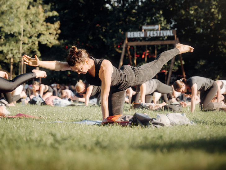 Gemeinsame Fitness-Übungen beim RENEW-Festival.