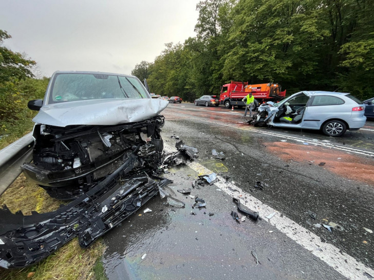 Auf der B4 kam es am Morgen zu einem schweren Unfall. 