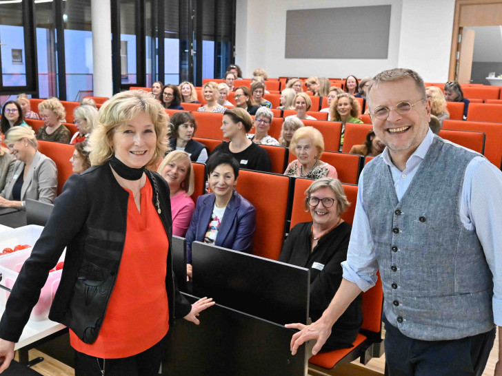 Claudia Kayser (l.), Leiterin der Direktion Wolfsburg der Volksbank BRAWO, veranstaltete den 17. Entscheiderinnenabend, bei dem Prof. Günter Meyer (r.), Dekan der Fakultät Gesundheitswesen an der Ostfalia Hochschule für angewandte Wissenschaften, referierte.