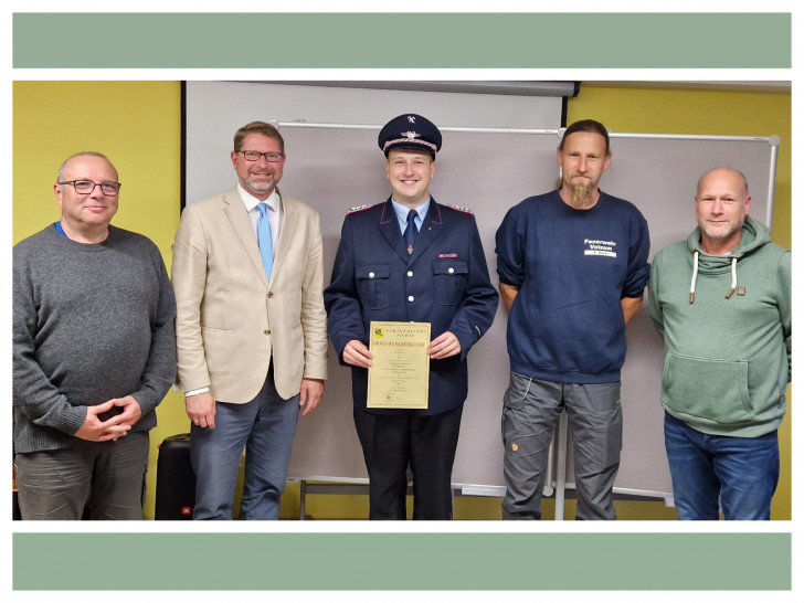 Seine Ernennungsurkunde sowie Glückwünsche und Dankesworte nahm Leon Fischer (Mitte) entgegen. Die Gratulanten von links nach rechts: Carsten Marowsky-Brée (Vorsitzender des Ausschusses für Feuer- und Katastrophenschutz), Marco Kelb (Samtgemeindebürgermeister), Frank Meier (Ortsbrandmeister der Ortswehr Volzum) und Ingo Geisler (Bürgermeister der Gemeinde Sickte).