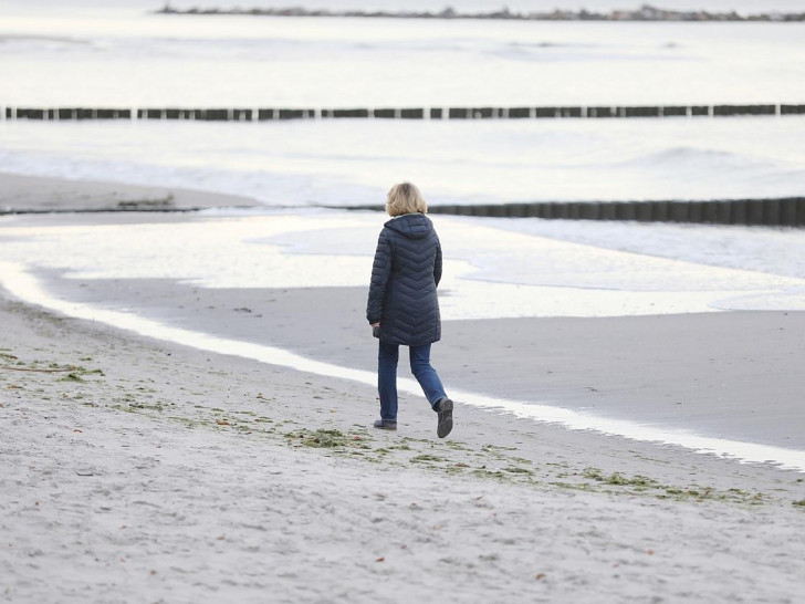 Eine Frau alleine am Strand (Archiv)