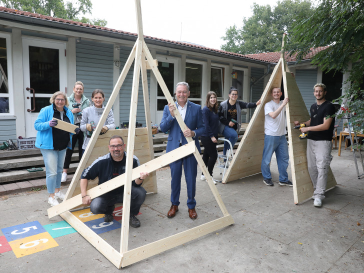 Beim alljährlichen Projekttag „Brücken bauen“ engagierten sich die Mitarbeitenden der Volksbank BRAWO in Gifhorn in der Ev.-luth. Epiphanias Kindertagesstätte Gamsen-Kästorf.