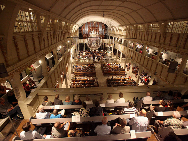 Bis unters Dach voll besetzt ist die Clausthaler Marktkirche zum Auftaktkonzert des TU-Sinfonieorchesters zum Jubiläum „500 Jahre Bergbehörde", das das LBEG feiert.