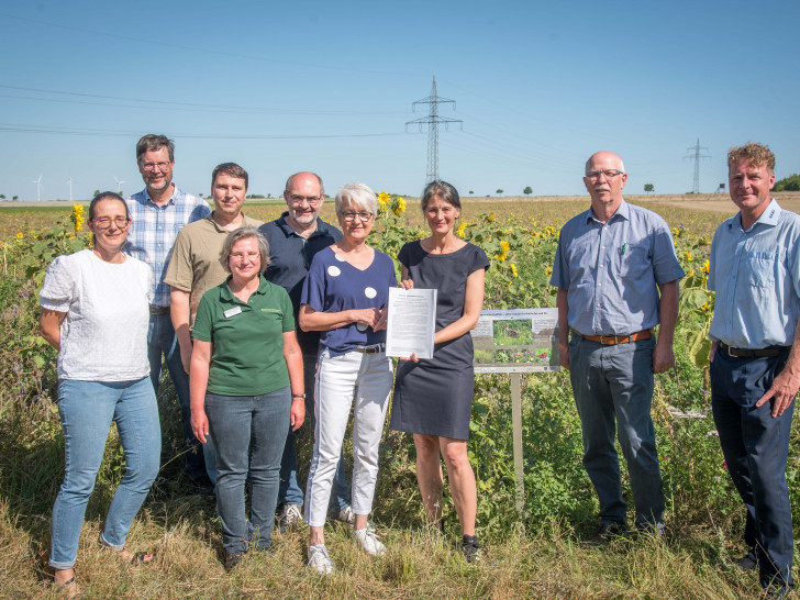 Umweltamtsleiterin Kristina Eß (Landkreis Wolfenbüttel), Landwirt Matthias Johns, Abteilungsleiter Naturschutz Max Ruben Garchow (Landkreis Wolfenbüttel), LWK-Biodiversitätsberaterin Martina Diehl, Umweltdezernent Sven Volkers, Landrätin Christiana Steinbrügge, Ministerin Miriam Staudte, Kammerpräsident Gerhard Schwetje und NABU-Geschäftsführer Dr. Holger Buschmann (v.li.) auf einer Fläche speziell für den Rebhuhnschutz bei Leinde.