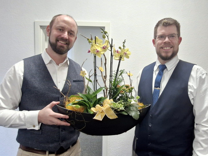 Bürgermeister Malte Schneider (li.) gratuliert dem Geschäftsführer Marcel Muschalle zur neuen Filiale in Schöningen. 