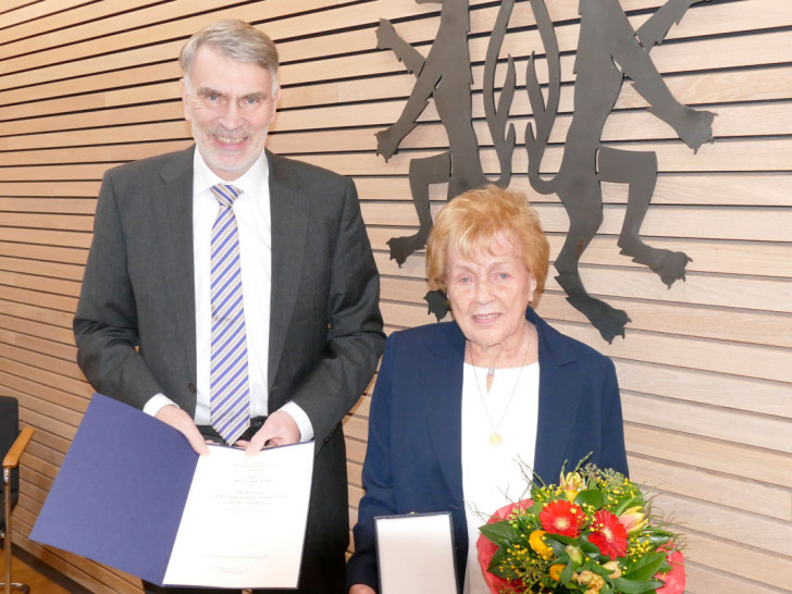 Helga Olk-Kühn mit der Niedersächsischen Medaille für vorbildliche Verdienste um den Nächsten ausgezeichnet.