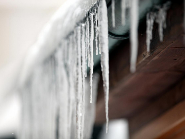 Eiszapfen an einer Regenrinne (Archiv)