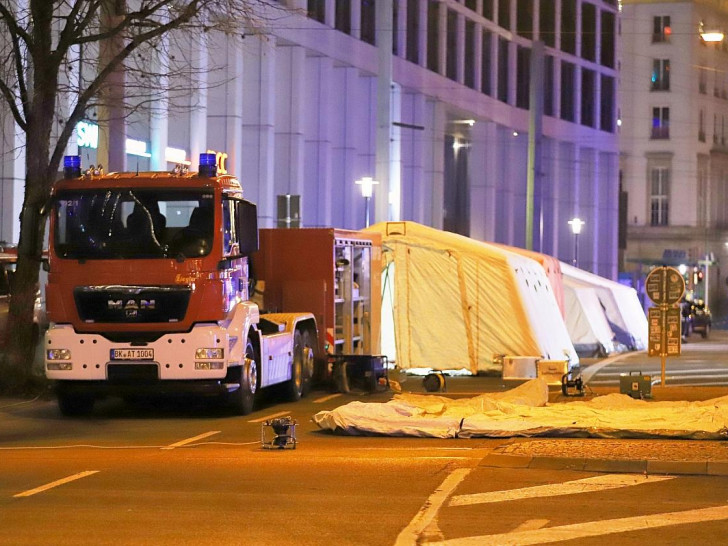 Auto rast auf Magdeburger Weihnachtsmarkt in Menschenmenge (Archiv)