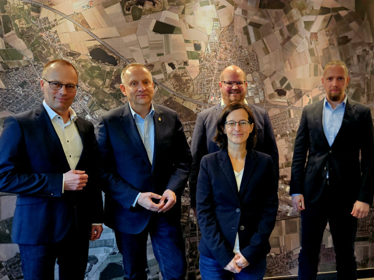 Teilnehmer des Kick-Off-Termins im Peiner Rathaus, v.l.: Ralf Schürmann (Geschäftsführer Stadtwerke Peine GmbH), Klaus Saemann (Bürgermeister der Stadt Peine), Dr. Dorothea Ludwig (IP SYSCON GmbH, Leitung Energie und Klima, Niederlassung Hannover), Julian Haerkötter (IP SYSCON GmbH, Team Energie und Klima), Dominique Diederich (enercity AG, Fachgebietsleiter Kommunale Wärmeplanung & Quartierskonzepte).