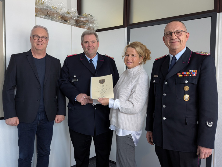 Über die vierte Amtszeit von Ortsbrandmeister Heiko Hartmann (2. v. li.) in Lochtum freuen sich Oberbürgermeisterin Urte Schwerdtner, Stadtbrandmeister Christian Hellmeier (re.) und Tim Meißner, Fachdienstleiter Sicherheit und Ordnung der Stadt Goslar.