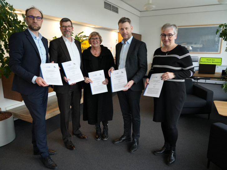 Wirtschaftsdezernent Jens Hofschröer, Ostfalia-Vizepräsident Prof. Dr. Thomas Benda, Hochschulpräsidentin Prof. Dr. Rosemarie Karger, Oberbürgermeister Dennis Weilmann und Bildungsdezernentin Iris Bothe freuen sich über die frisch unterzeichnete Kooperationsvereinbarung zwischen Stadt und Ostfalia. 