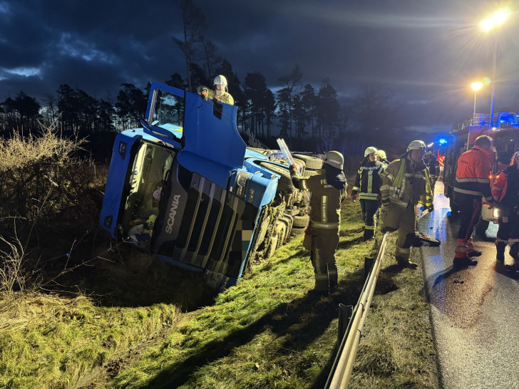 Der Fahrer wurde aus seiner Kabine befreit.