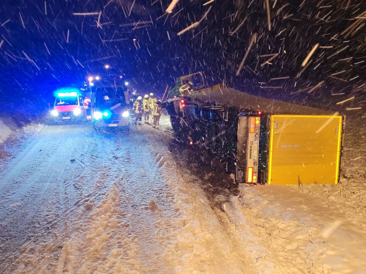 Der LKW war auf die Seite gefallen.