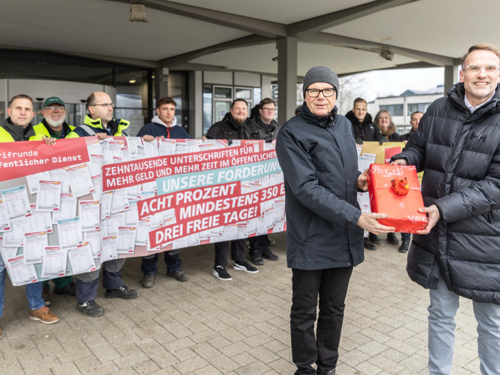 Sebastian Wertmüller (Verdi) übergibt die Unterschriften aus seinem Bezirk an Stadtrat Michael Tacke.