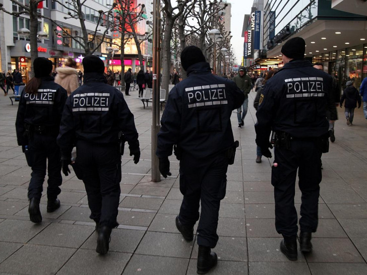 Polizei in einer Fußgängerzone (Archiv)