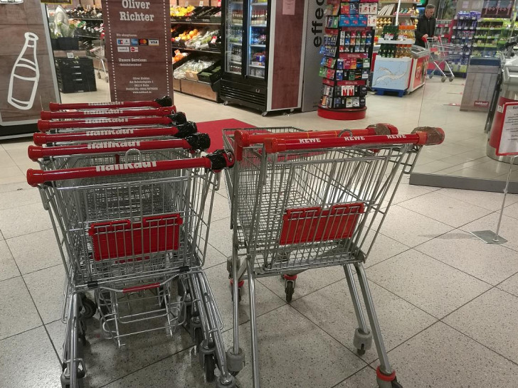 Einkaufswagen vor einem Supermarkt (Archiv)