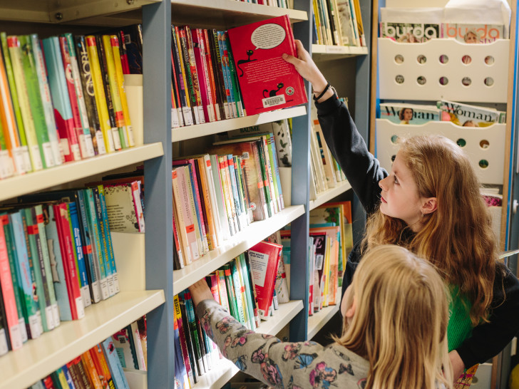 Schüler der Grundschule Cramme stöbern durch das vielfältige Sortiment des Bücherbusses.