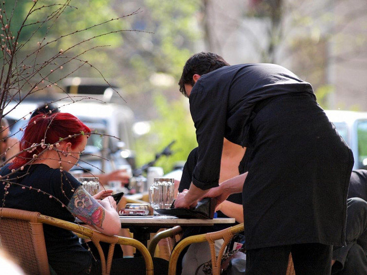 Bedienung in einem Café (Archiv)