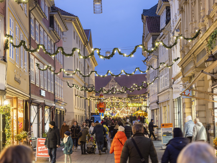 Viele Besucherinnen und Besucher waren während der Weihnachtszeit 2024 in der Braunschweiger Innenstadt unterwegs. Archivbild