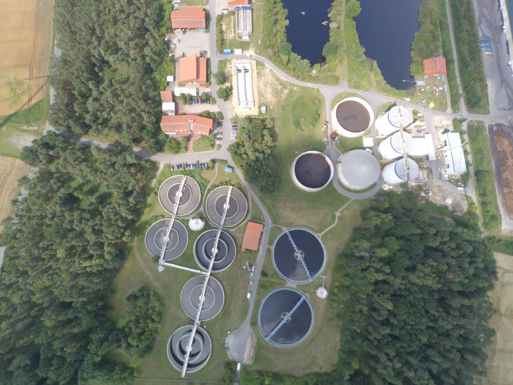 Das Wolfsburger Klärwerk am Stahlberg aus der Luft. 