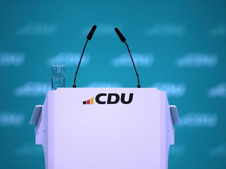 Rednerpult mit CDU-Logo (Archiv)