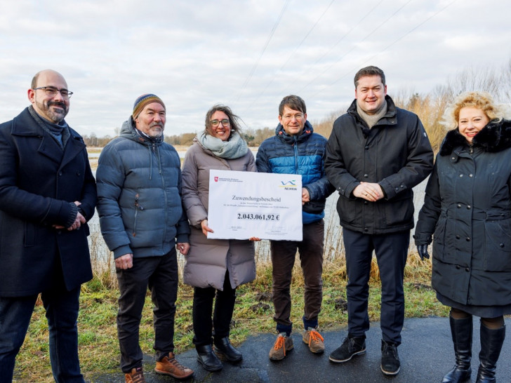 Große Freude bei den beteiligten Institutionen während der Übergabe (v.l.): Sven Glodniok (WVMO, Geschäftsführer), Dr. Bernd Hoppe-Dominik (WVMO, Verbandsvorsteher), Anke Dobslav (MU, Umwelt-Staatssekretärin), Rochus Jonas (Stadt BS, Ratsfraktion Bündnis 90/Die Grünen), Dr. Thorsten Kornblum (Stadt BS, Oberbürgermeister) und Judith Kraft (SE|BS, Geschäftsführerin).