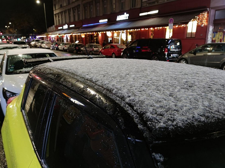 Schnee auf Autodach (Archiv)