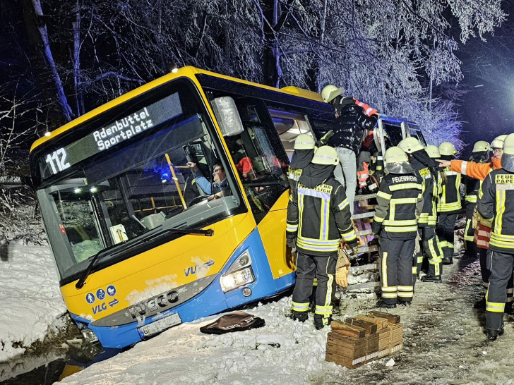 Der Linienbus war von der Straße abgekommen.