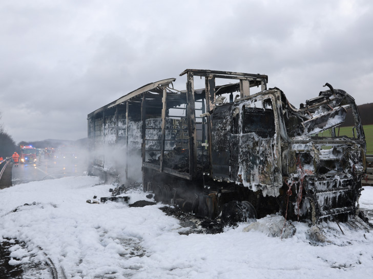 Der LKW brannte komplett aus.