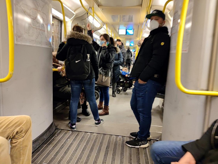 Menschen in einer U-Bahn (Archiv)