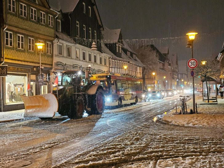 Der Verkehr kommt nur langsam voran: Ein Räumfahrzeug führt die Fahrzeugkolonne an.