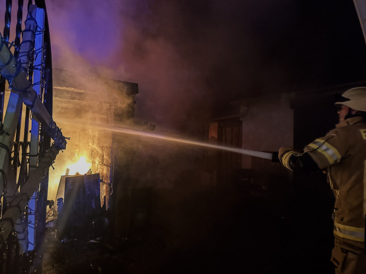 Das Feuer drohte auch auf Nachbargebäude überzugreifen.