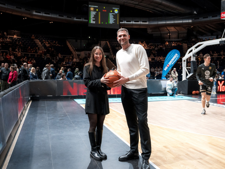 Lisa Horstmann (Head of Marketing & Communications bei New Yorker) und Nils Mittmann (Geschäftsführer Basketball Löwen Braunschweig).   