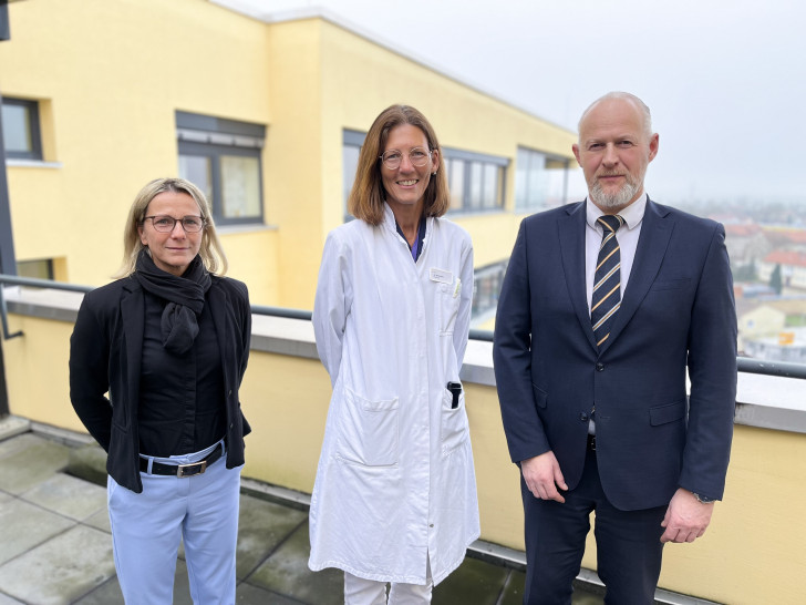 Geschäftsführer Matthias Hahn und Pflegedirektorin Aline Prasse (li.) begrüßten Dr. Bitz in der Klinik. 