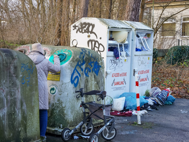Besonders problematisch ist, wenn Kleidung einfach neben die Container geworfen wird.