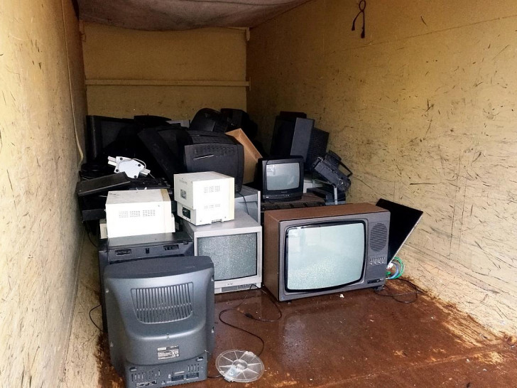 Kaputte Fernseher in einem Container (Archiv)