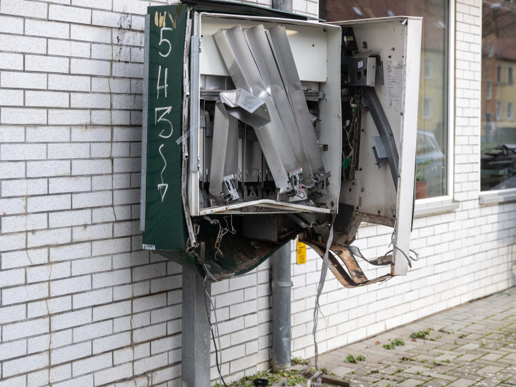 Der völlig zerstörte Zigarettenautomat.